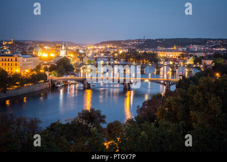 Charles Bridge sul fiume Vitava, Repubblica Ceca Foto Stock