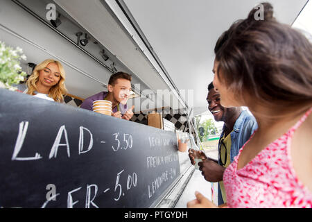 I clienti ad alimentare il menu carrello e venditori Foto Stock