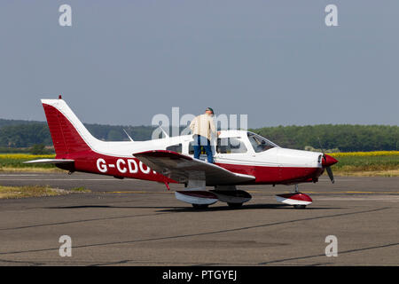 Piper PA-28-161 Cherokee freccia II G-CDON Foto Stock