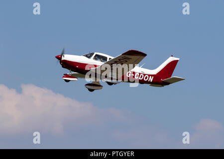 Piper PA-28-161 Cherokee freccia II G-CDON Foto Stock
