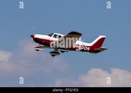 Piper PA-28-161 Cherokee freccia II G-CDON Foto Stock