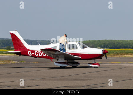 Piper PA-28-161 Cherokee freccia II G-CDON Foto Stock