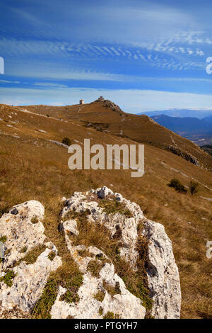 Una veduta distante del decimo secolo Rocca Calascio, una cima rocca in provincia di L'Aquila in Abruzzo, Italia. Foto Stock