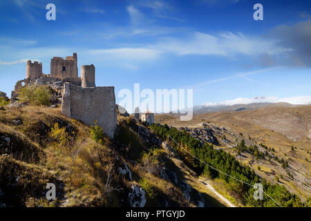 Il decimo secolo Rocca Calascio, una cima rocca vicino al hilltown di Santo Stefano di Sessanio in provincia di L'Aquila in Abruzzo, Italia. Foto Stock