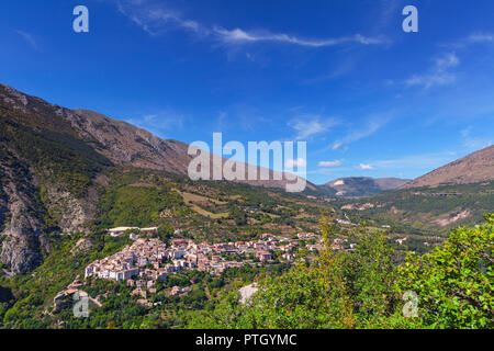 Una veduta distante di Anversa degli Abruzzi è una città della provincia di L'Aquila nella regione Abruzzo del sud Italia. Foto Stock