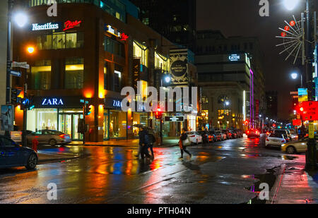 Montreal, Canada, 8 ottobre,2018.la gente camminare lungo St-Catherine street su una notte piovosa.Credit:Mario Beauregard/Alamy Live News Foto Stock