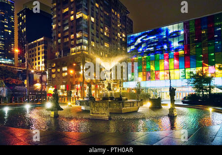 Montreal, Canada, 8 ottobre,2018.immagine notturna di La Joute fontana di Quebec scuptor Jean-Paul Riopelle.Credit:Mario Beauregard/Alamy Live News Foto Stock
