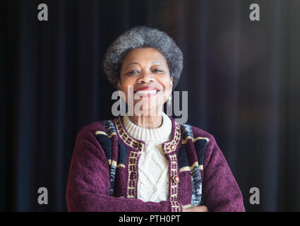 Ritratto fiducioso e sorridente donna senior Foto Stock