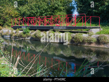 Poyntz Swing Bridge sul canale navale di Chichester a Chichester, West Sussex, Inghilterra, Regno Unito. Foto Stock