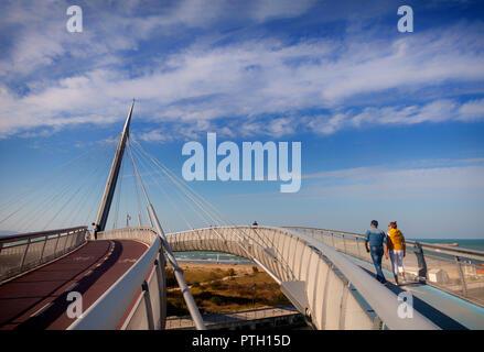 Il Ponte del mare o del ponte del mare, un ciclo-pedonale di via cavo alloggiato ponte situato nella città di Pescara, Abruzza, Italia. Foto Stock