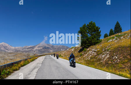 I motociclisti su una strada vicino a Castel del Monte del Gran Sasso e Monti della Laga National Park, un parco naturale situato principalmente in Abruzzo, Italia. Foto Stock