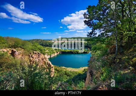 Vista della pittoresca Opal (lago artificiale formata in una cava di granito) e un martello (il lago più grande dell'isola, il solo tarn in Danimarca) laghi a t Foto Stock