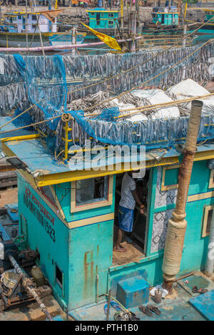 Barche da pesca al Sassoon Docks in Mumbai, India Foto Stock