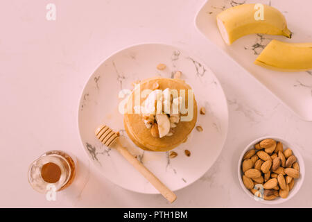 Banana anacardi pancake con banane e salsa al caramello. alla tonificazione. messa a fuoco selettiva Foto Stock