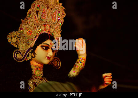 Close-up di idolo indù dea Durga pronto per andare puja mandap Foto Stock