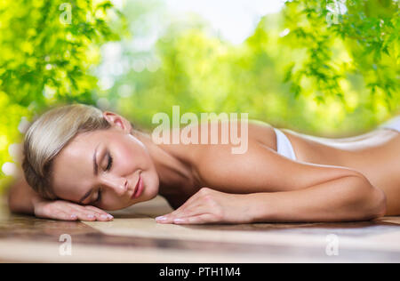 Giovane donna giacente sul tavolo Hammam nel bagno turco Foto Stock