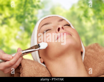 Close up della giovane donna e cosmetologo a spa Foto Stock