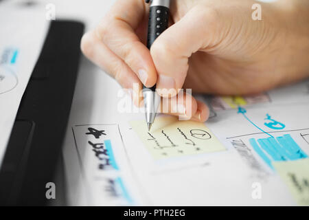 Stretta di mano scrivere note Foto Stock