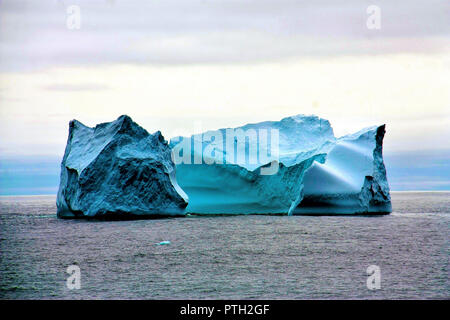 Il ghiaccio la punta di un iceberg, antica ghiaccio, il sole splende attraverso. Close-up. L'Antartide. Foto Stock