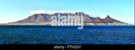 Cape Town, Sud Africa, maggio 10, 2016: Città del Capo e della linea costiera, jetty. Montagna lontana sul cielo blu sullo sfondo. L'estate. Sud Africa Foto Stock