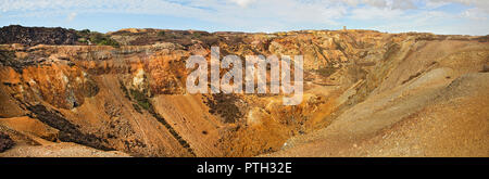 Vista panoramica di Parys di montagna di rame in disuso della miniera che mostra vista la grande area a cielo aperto nei pressi di Amlwch nord ovest di Anglesey North Wales UK Foto Stock