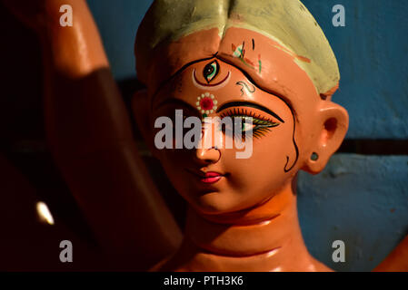 Close-up di idolo indù dea Durga pronto per andare puja mandap Foto Stock