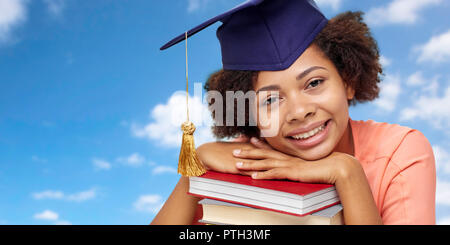 Close up di African studente laureato con libri Foto Stock