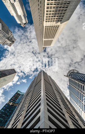 Basso angolo vista del centro della città di Core skyline, Singapore Foto Stock