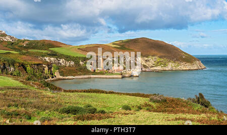 Vista guardando ad ovest attraverso Porth Wen bay che mostra le rovine degli abbandonati Porth Wen laterizi costa nord di Anglesey North Wales UK Ottobre 2888 Foto Stock