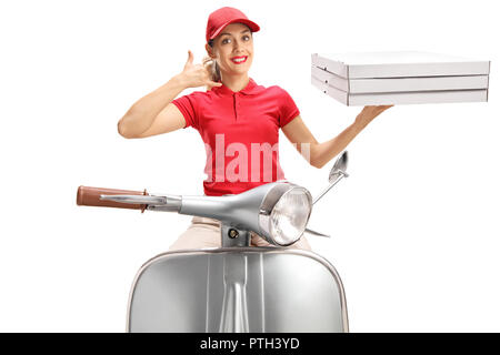 Consegna Pizza girl su un vintage scooter facendo una chiamata me gesto isolato su sfondo bianco Foto Stock