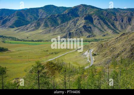 Vista dalla cima del Chike-Taman passano sul tratto Chuisky, Altai Repubblica Foto Stock