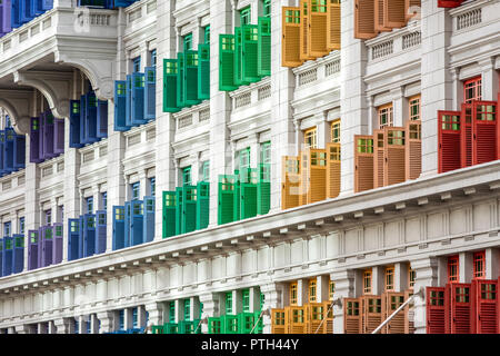 Vetri colorati e persiane del vecchio Hill Street Stazione di polizia, Singapore Foto Stock