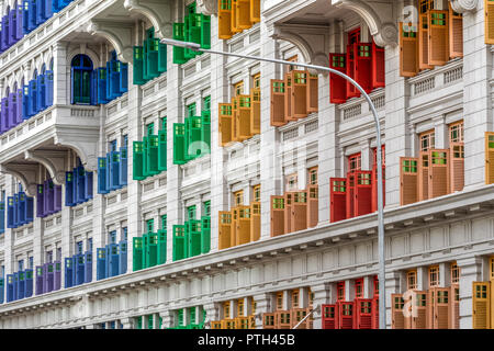 Vetri colorati e persiane del vecchio Hill Street Stazione di polizia, Singapore Foto Stock