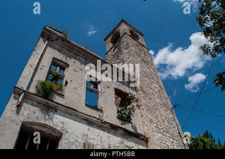 Mostar: la Torre dell Orologio (Sahat Kula), importante esempio del prolifico periodo Ottomano, datata 1630, bombardato e danneggiato durante la guerra in Bosnia (1992-1995) Foto Stock