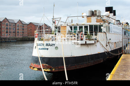 Il TS Queen Mary visto qui a Greenock, è uno dei più antichi Clyde costruito piroscafi nel mondo. Ella è stata salvata dal scrapyard, e ora siede ulteriormente fino al fiume Clyde vicino a Glasgow in attesa di restauri e riparazioni. Una carità è stato impostato per fare questo, sostenuto dall'attore scozzese, Robbie Coltrane. Esso sarà permanentemente ormeggiato sul fiume Clyde e usato come una istruzione e un centro di intrattenimento. Una grande nave ritorna alla Clyde, la casa della sua nascita tutti questi anni fa nel 1933. Data; 2018. Foto Stock