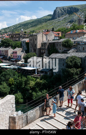 Mostar: la gente sulla Stari Most, il XVI secolo Ottoman ponte distrutto nel 1993 dal croato di forze militari in guerra Croat-Bosnian, ricostruita nel 2004 Foto Stock