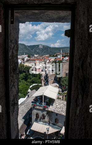 Bosnia: skyline di Mostar, città chiamato dopo il ponte i detentori (mostari) che hanno custodito il Stari Most (Ponte Vecchio), visto dal Kula Tara (torre Tara) Foto Stock