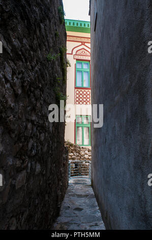 Bosnia: i vicoli della città di Mostar con un palazzo esempio di architettura austro-ungarico costruito durante il periodo dell'Impero Austro-ungarico regola (1878-1918) Foto Stock