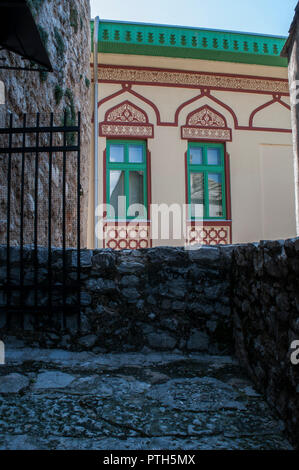 Bosnia: i vicoli della città di Mostar con un palazzo esempio di architettura austro-ungarico costruito durante il periodo dell'Impero Austro-ungarico regola (1878-1918) Foto Stock