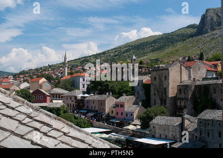 Bosnia: tetti e sullo skyline della città di Mostar, città vecchia chiamato dopo il ponte i detentori (mostari) che in epoca medievale custodito il Stari Most (ponte vecchio) Foto Stock