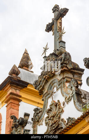 Lo stile barocco crocifisso sulla cima di antica e storica chiesa nella città di Sabara nel Minas Gerais Foto Stock