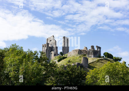 Corfe Castle, Dorset, Regno Unito, in un caldo pomeriggio di sole in tarda estate 2018 Foto Stock