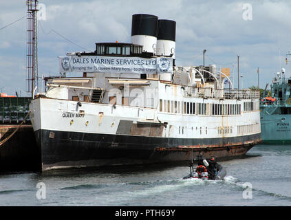 Il TS Queen Mary visto qui a Greenock, è uno dei più antichi Clyde costruito piroscafi nel mondo. Ella è stata salvata dal scrapyard, e ora siede ulteriormente fino al fiume Clyde vicino a Glasgow in attesa di restauri e riparazioni. Una carità è stato impostato per fare questo, sostenuto dall'attore scozzese, Robbie Coltrane. Esso sarà permanentemente ormeggiato sul fiume Clyde e usato come una istruzione e un centro di intrattenimento. Una grande nave ritorna alla Clyde, la casa della sua nascita tutti questi anni fa nel 1933. Data; 2018. Foto Stock