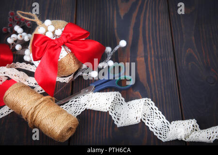 La realizzazione di un giocattolo per un albero di Natale. Fatte a mano nuovo anno decor. Copia dello spazio. Foto Stock