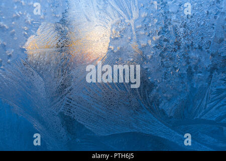 Blue fantastico modello pupazzo di neve e sole invernale sulla finestra Pannello di vetro. Foto Stock