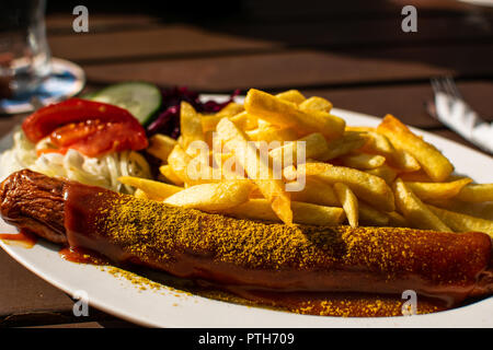 Currywurst con patatine e salsa Foto Stock