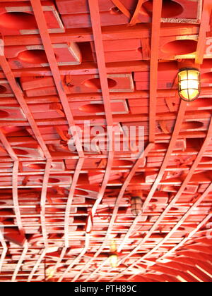 Red giubbotti di salvataggio montata nel soffitto della barca Foto Stock