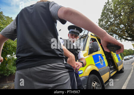 La polizia del Merseyside ha constable Barry Blackmore effettua un arresto e ricerca nell'Bootle area di Liverpool Foto Stock