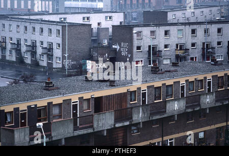 Il Bogside, fuori dalle mura della città di Derry, è in gran parte un'area cattolica, repubblicana irlandese. Tra il 1969 e il 1972 divenne un'area No Go per l'esercito britannico e la RUC, Royal Ulster Constabulary, anni ottanta Foto Stock