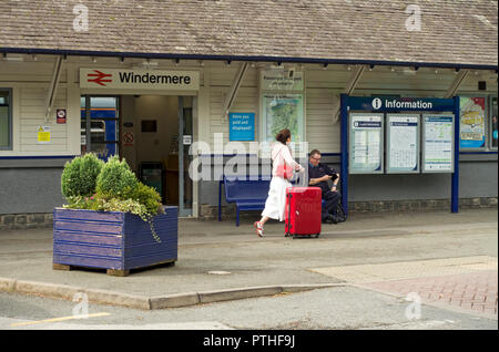 Passeggero fuori dall'ingresso della stazione ferroviaria di Windermere Cumbria Inghilterra Regno Unito Gran Bretagna Foto Stock